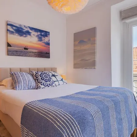 Appartement Sunny Design In Praca Flores By Lovelystay *